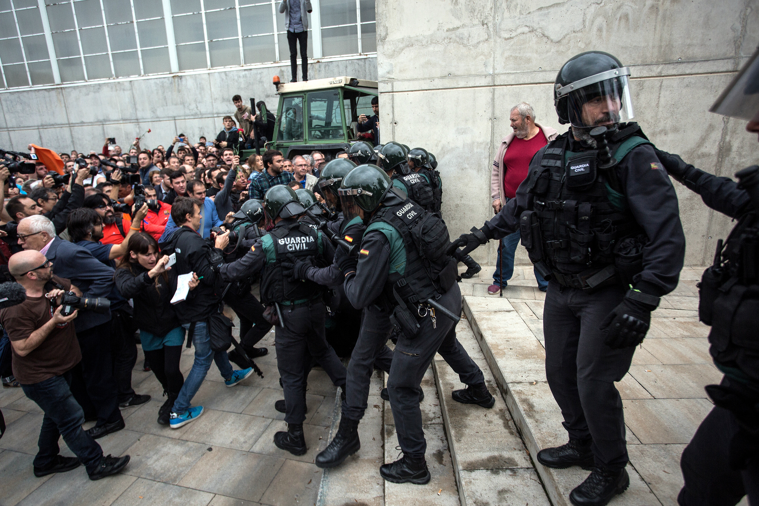 Guardia Civil agents confront people outside a polling station in Catalonia (by ACN)